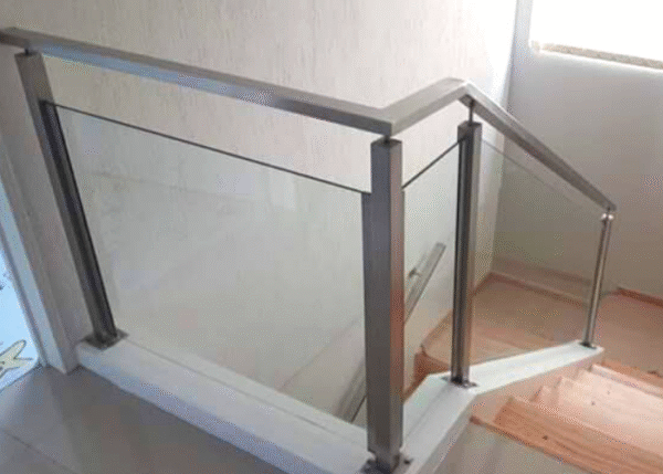 baranda de vidrio para escaleras