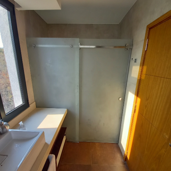 mampara de vidrio y acero inoxidable