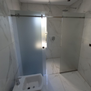 Mampara corrediza acero inox 2 fijos 1 puerta