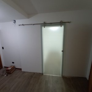 Puerta de Paso Corrediza Vidrio y Acero inoxidable