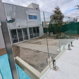 Baranda de seguridad para piletas en vidrio con mini postes de acero inoxidable