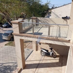 Baranda de balcón en vidrio con parantes de acero inoxidable