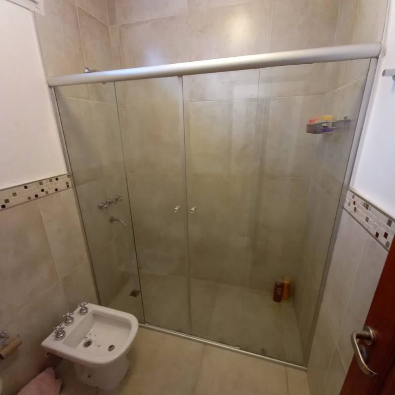 Mampara corrediza de vidrio templado con perfilería de aluminio