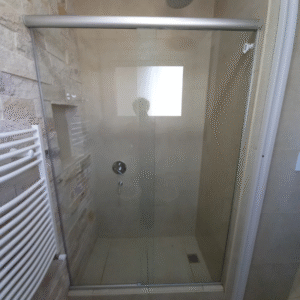 Mampara de Vidrio Corrediza 2.00×2.00 m – 1 Paño Fijo + 1 Paño Corredizo