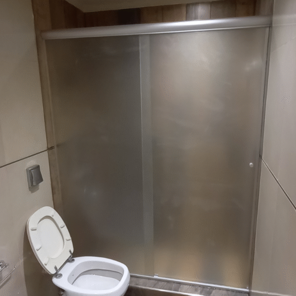 mampara de vidrio templado y perfileria en aluminio anonizado corrediza un paño fijo un paño corredizo. Baños Estetios