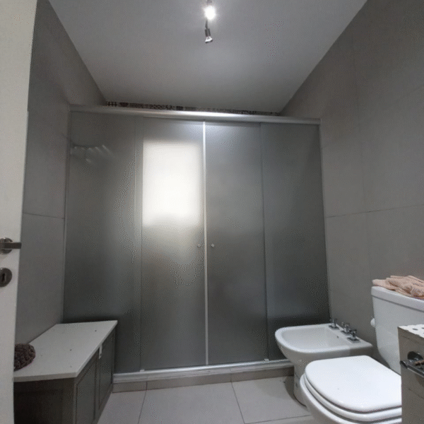 mampara de vidrio templado esmerilado para baño apertura por el medio 4 paños dos puertas corredizas. Baños Modernos