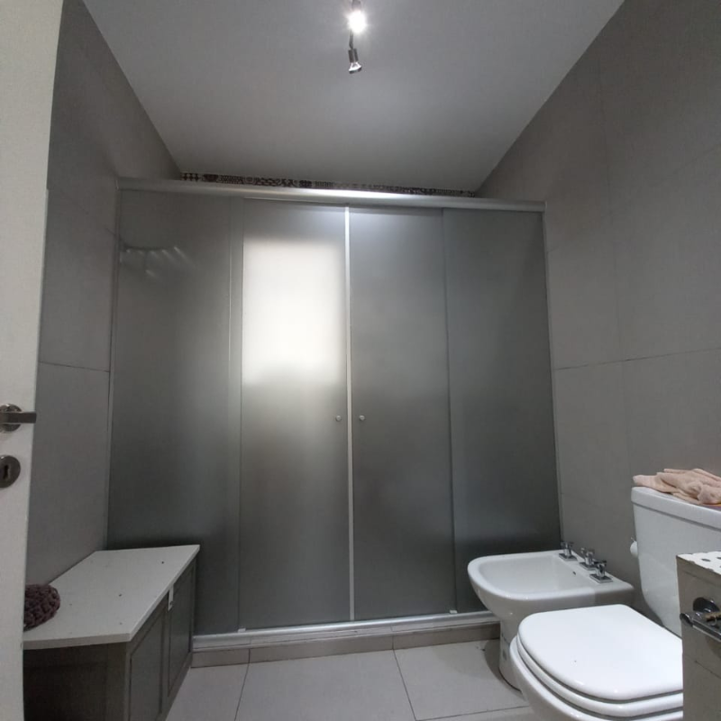 mampara de vidrio templado esmerilado para baño apertura por el medio 4 paños dos puertas corredizas. Baños Modernos