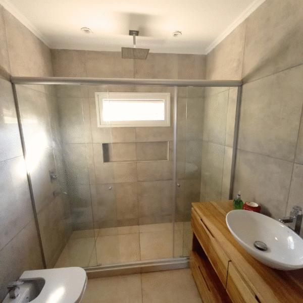 mampara corrediza de vidrio templado perfileria aluminio apertura frontal por el medio con dos puertas corredizas y dos paños fijos