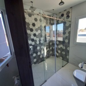 Mampara Corrediza Vidrio Acero Inox 2.00×2.00mts 2 p fijos 2 p corredizos