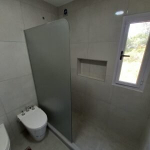 Mampara Fija de Vidrio Laminado 4+4 con Punta Redondeada