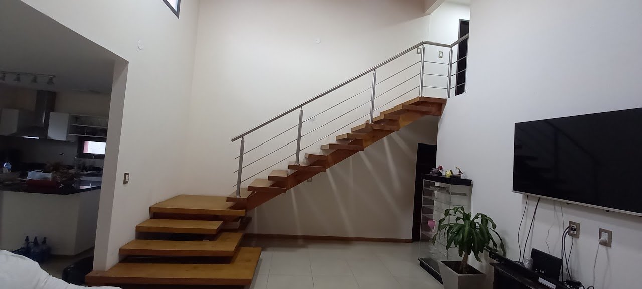 Baranda de escalera con parantes de acero inoxidable en Córdoba