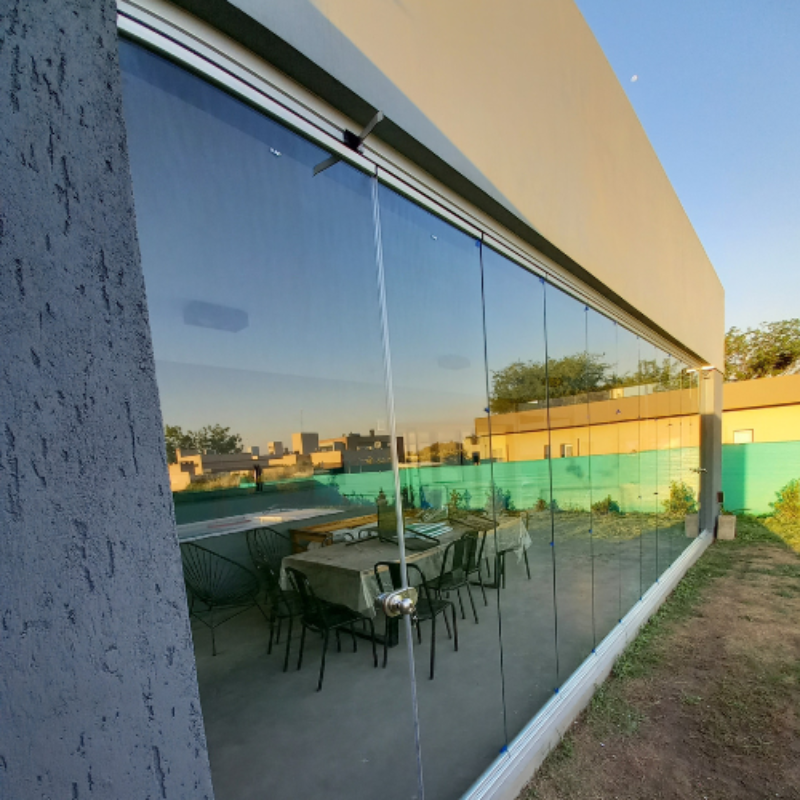 Cerramiento plegable de vidrio realizado por Cristalfusion en Villa del Dique