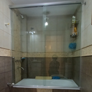 Mampara de baño corrediza sobre bañera 1.80×1.60 m en vidrio templado