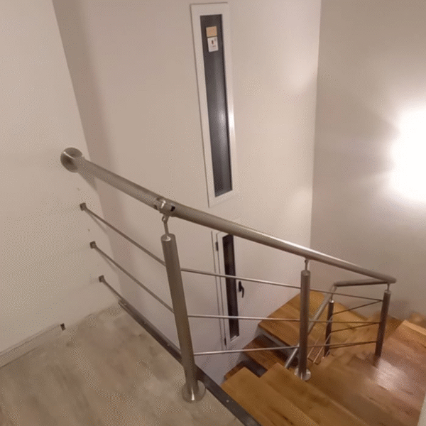 Baranda de acero inoxidable para escalera moderna con diseño minimalista