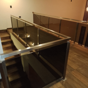 Baranda de Vidrio y Poste Acero Inox Cuadrado