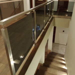 Baranda de Vidrio y Poste Acero Inox Cuadrado