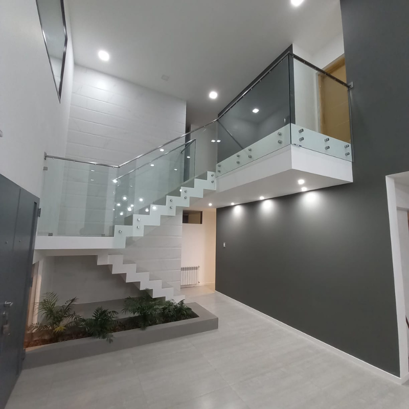 Baranda de vidrio templado con soporte tipo botón de acero inoxidable