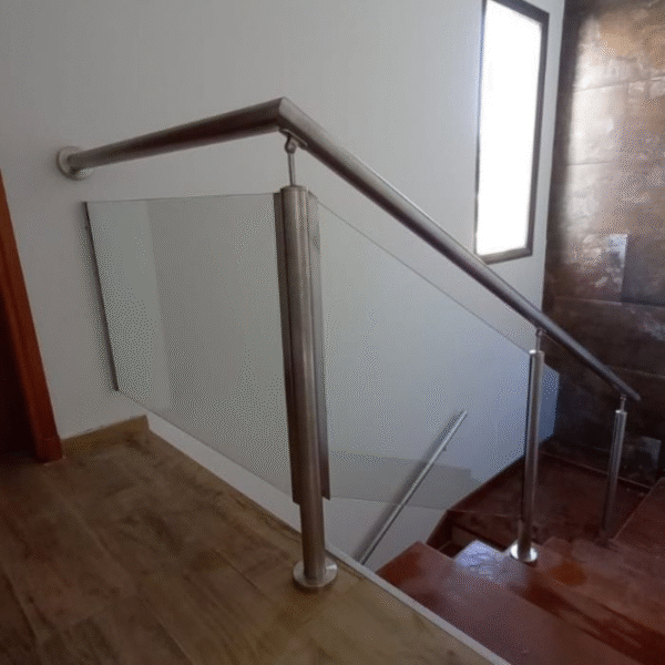 baranda de vidrio laminado 4+4 con columnas de acero inoxidable diseños de alta durabilidad y sin mantenimiento. Cristalfusion envios a todo el pais