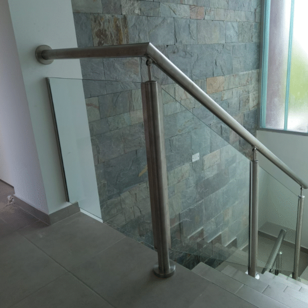 baranda de vidrio laminado 4+4 con parantes de acero inoxidable y pasamanos ideal para modernizar tu escalera diseños exclusivos en cristalfusion alta durabilidad