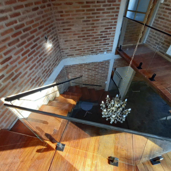 baranda de vidrio tempaldo y postes de acero inoxidable distincion en barandas de escalera