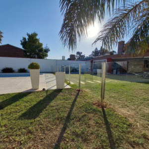 Baranda de seguridad para piletas en vidrio y acero inoxidable