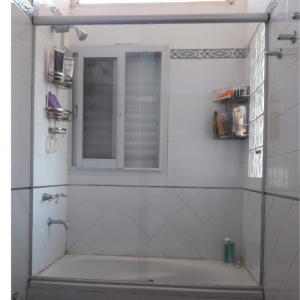 Mampara de baño corrediza sobre bañera 1.50×1.60 m en vidrio templado