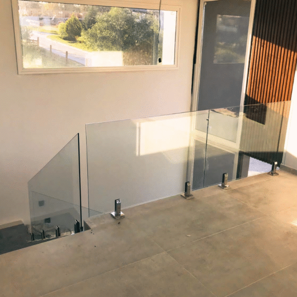 baranda de vidrio templado con miniposte de acero inoxidable proyectos minimalistas para casas modernas