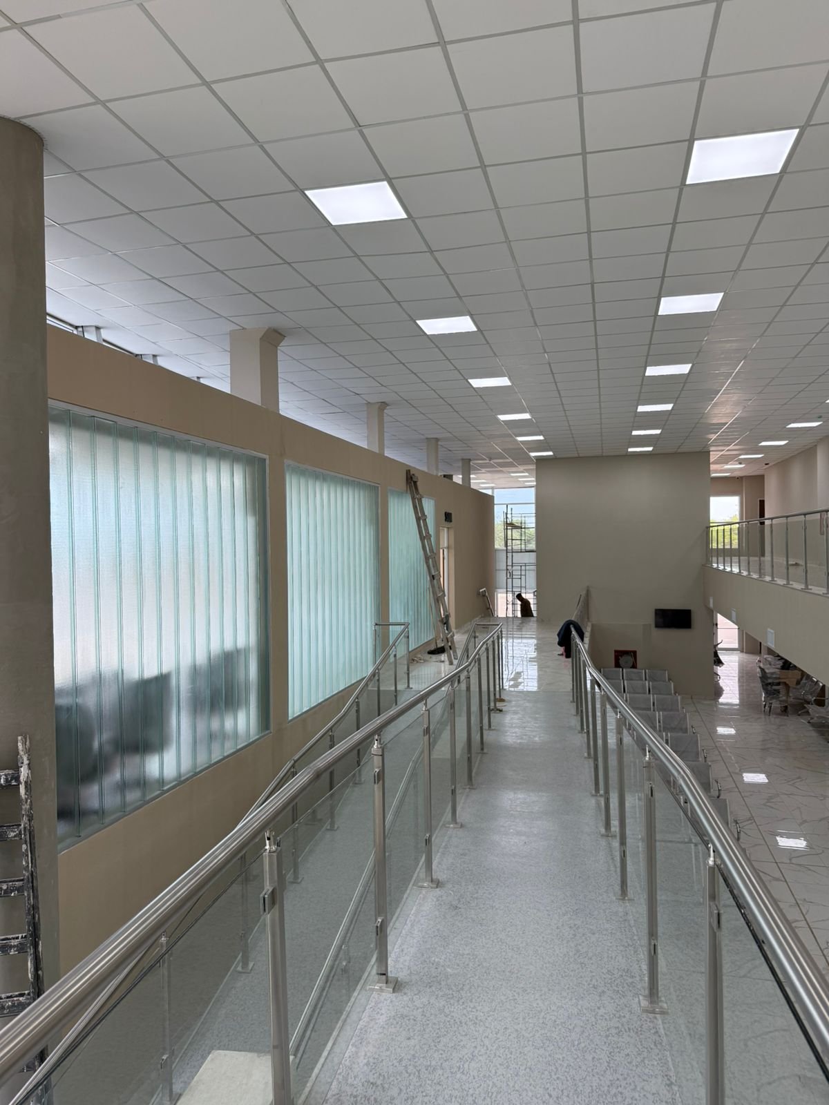 Proyecto institucional - barandas sanitarias en vidrio y acero inoxidable