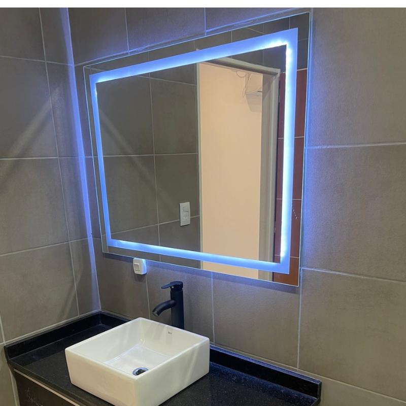 Espejo con luz LED para baño instalado por Cristalfusion en Córdoba