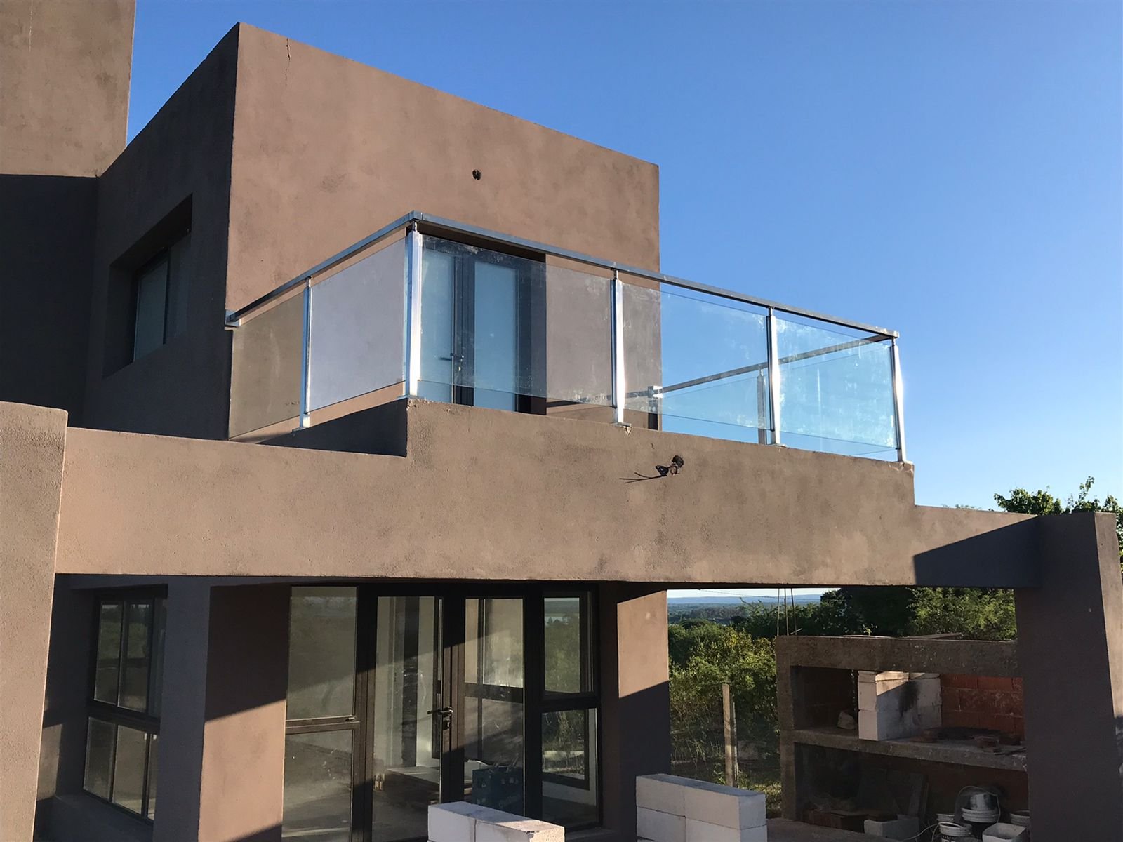 Baranda de balcón en vidrio con parantes de acero inoxidable - CristalFusion