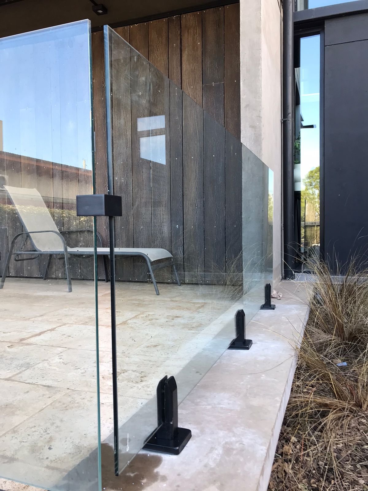 Baranda de vidrio con mini postes