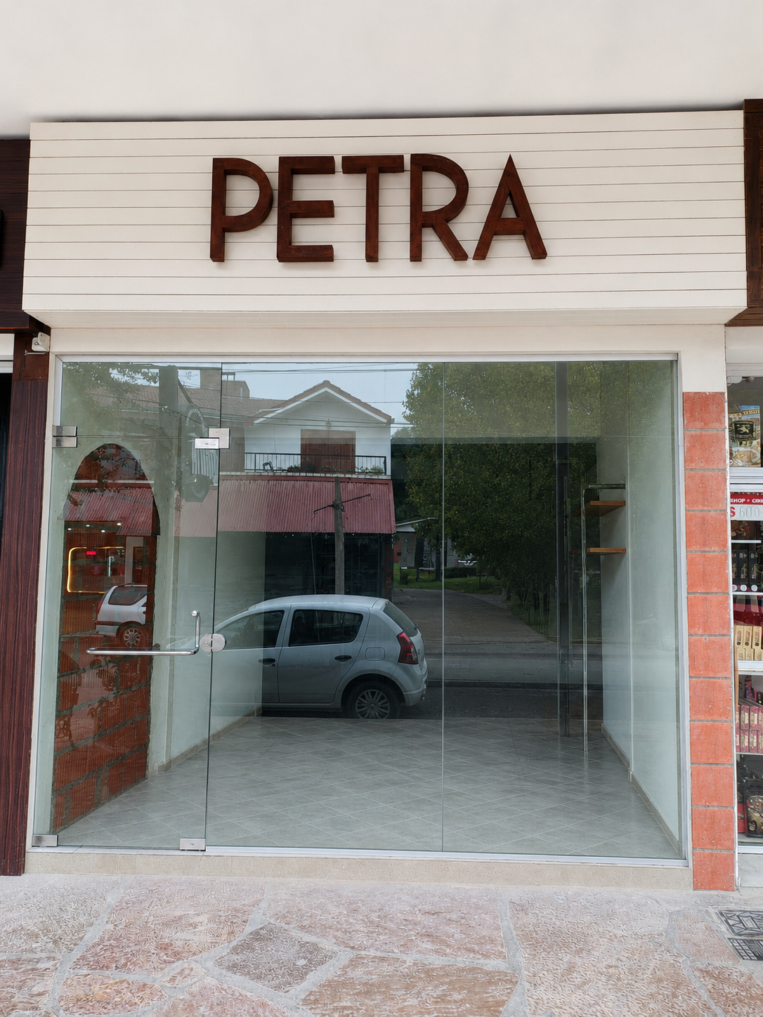 Frente comercial de vidrio templado instalado por CristalFusion en Córdoba